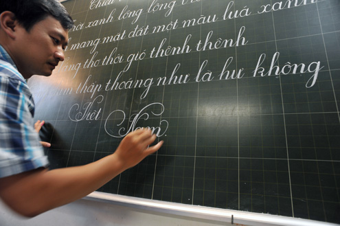 Classe de belle écriture au coeur du vieux quartier de Hanoï